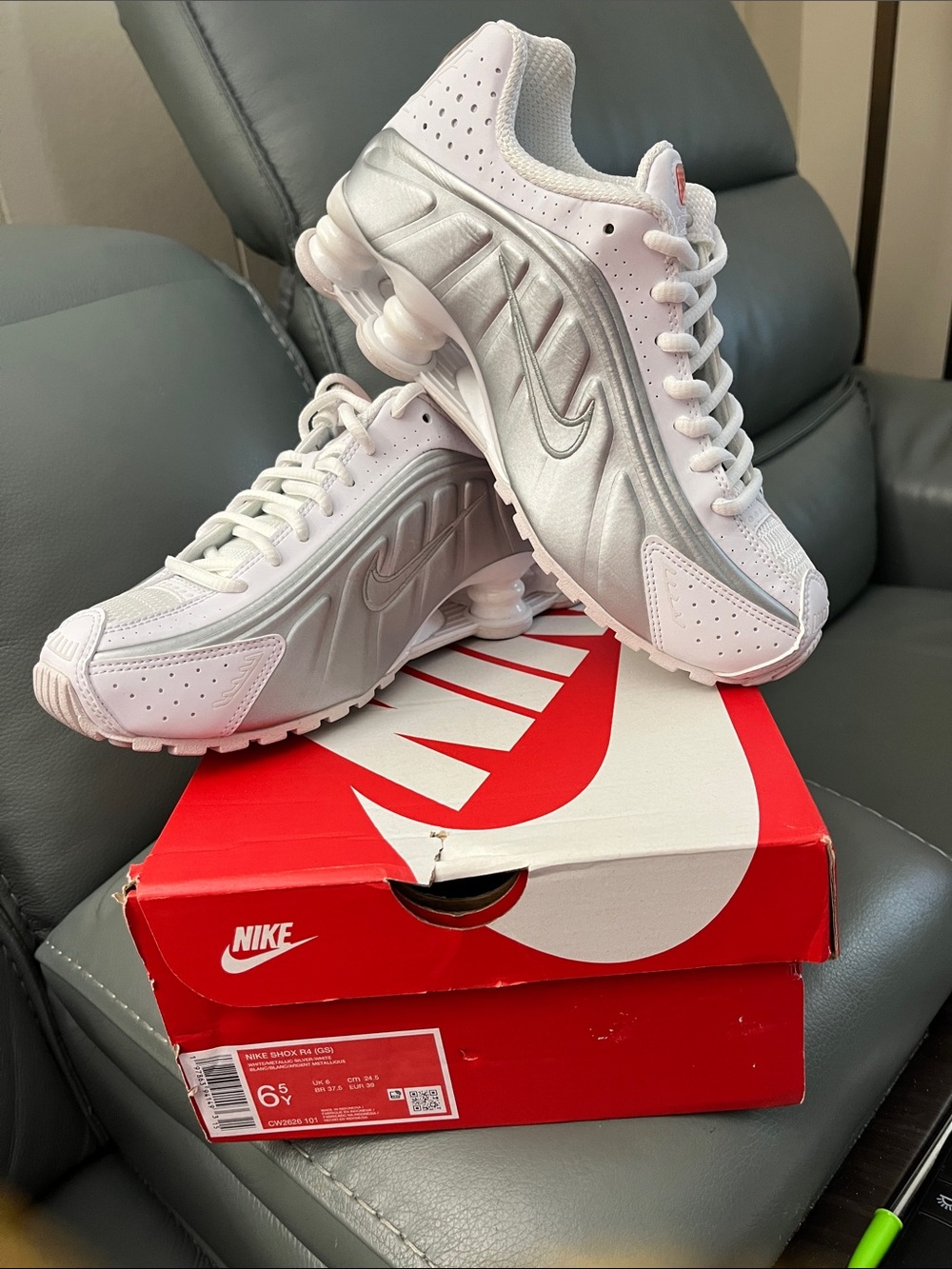 6.5Y/8W Nike Shox R4